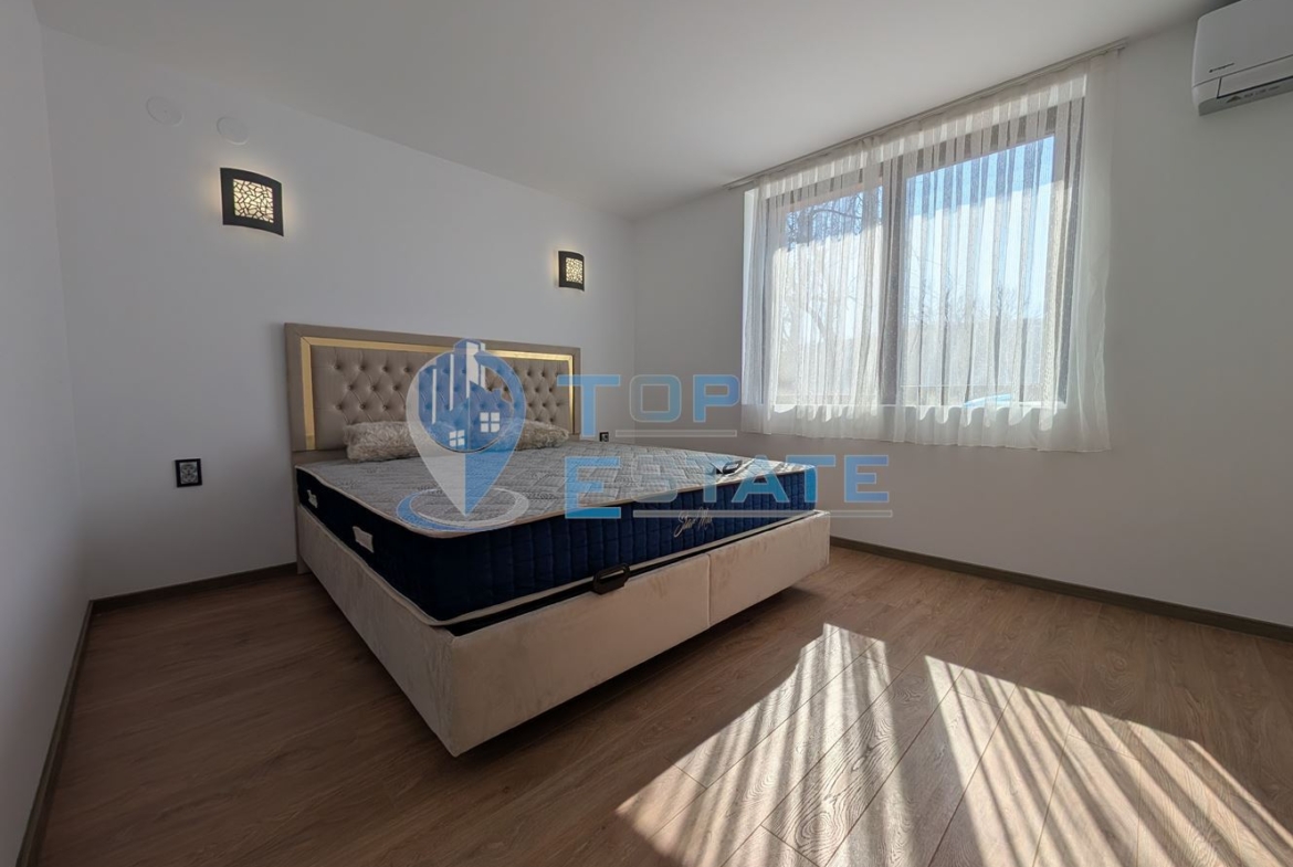 Реновирана къща с три спални, две бани и гараж в село Ново село - 0