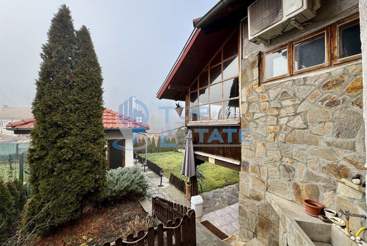 Обзаведена къща със сауна и джакузи в град Елена, Област Велико Търново. - 0