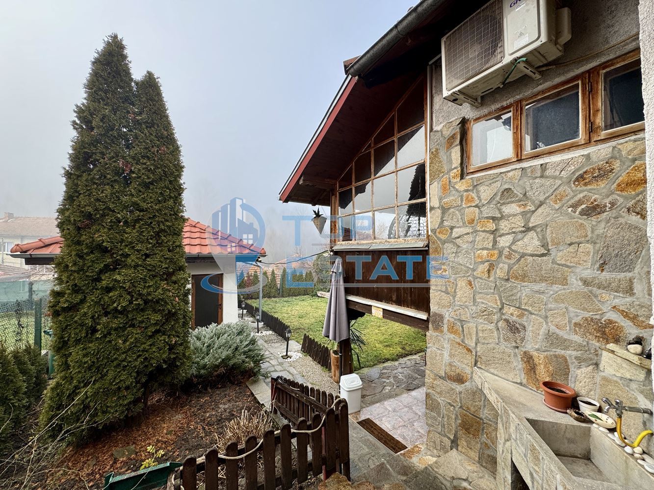 Обзаведена къща със сауна и джакузи в град Елена, Област Велико Търново. - 0