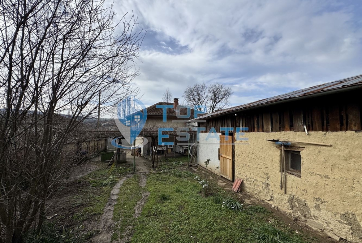 Двуетажна къща с кладенец в село Добри дял, област Велико Търново - 0