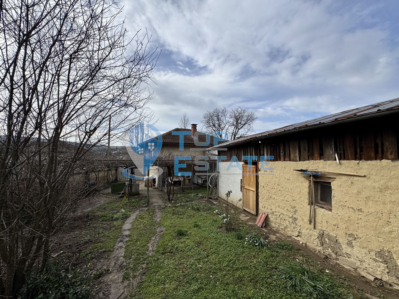 Двуетажна къща с кладенец в село Добри дял, област Велико Търново - 0