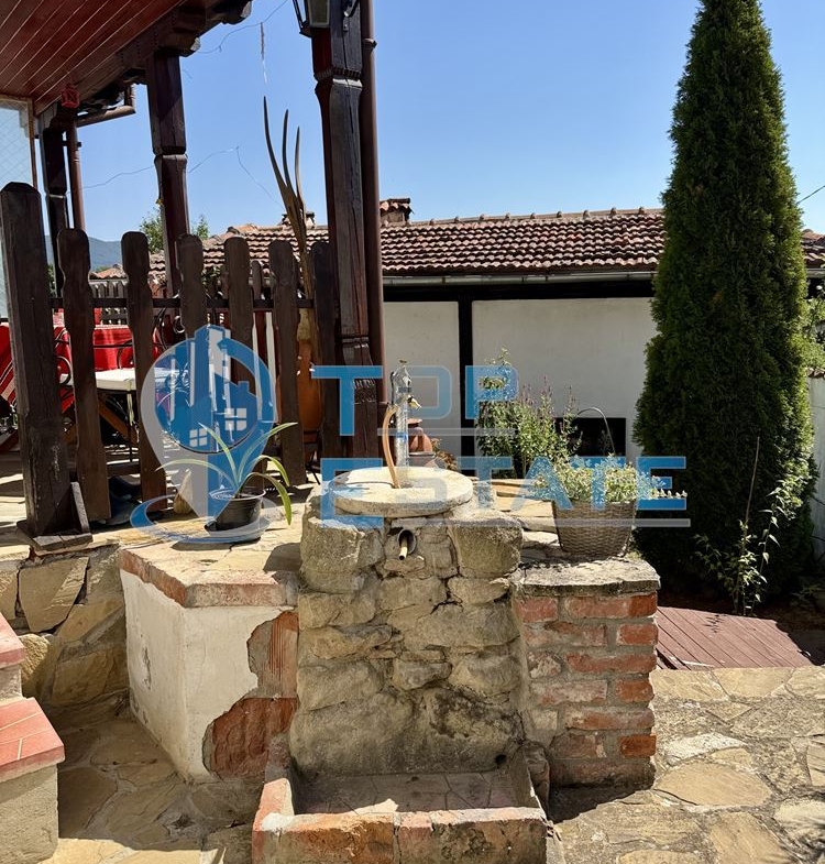 Двуетажна къща с гараж, допълнителни постройки и прекрасна панорама в Еленския Балкан - 0