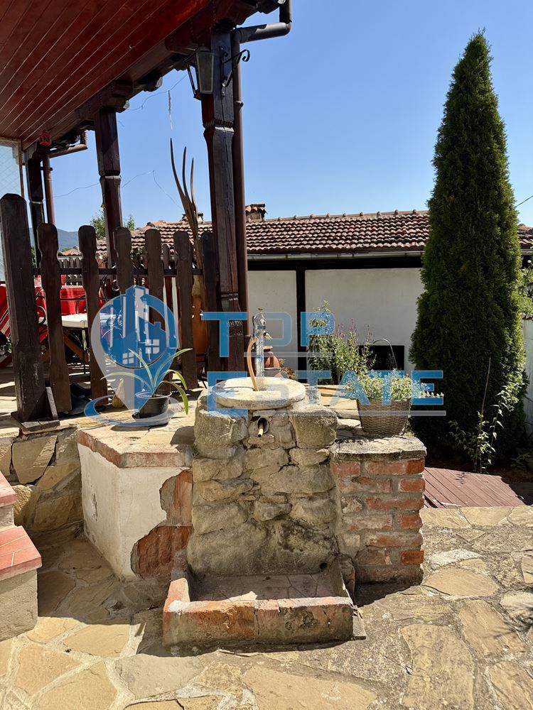 Двуетажна къща с гараж, допълнителни постройки и прекрасна панорама в Еленския Балкан - 0