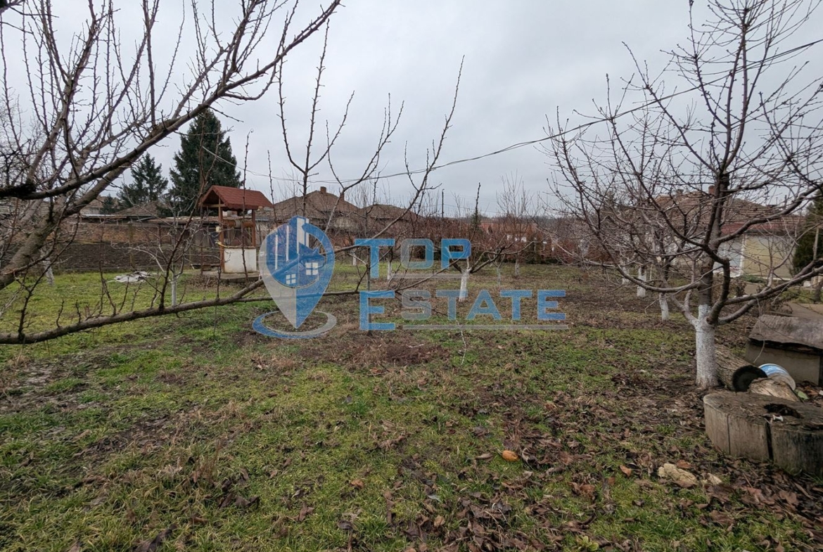 Обзаведена тухлена къща с кладенец в село Поликраище, област Велико Търново - 0