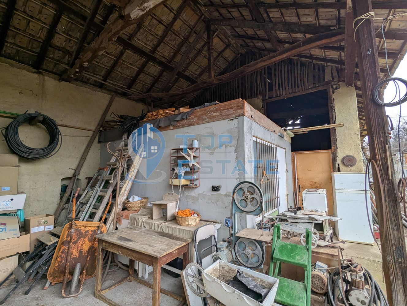 Обзаведена тухлена къща с кладенец в село Поликраище, област Велико Търново - 0