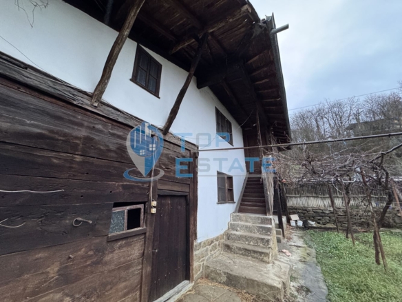 Къща с допълнителни постройки в град Елена, област Велико Търново. - 0