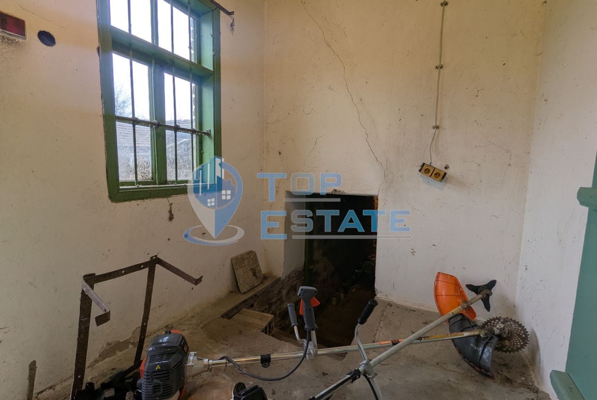 Тухлена къща с голям двор и кладенец в покрайнините на село Върбица, област Велико Търново - 0