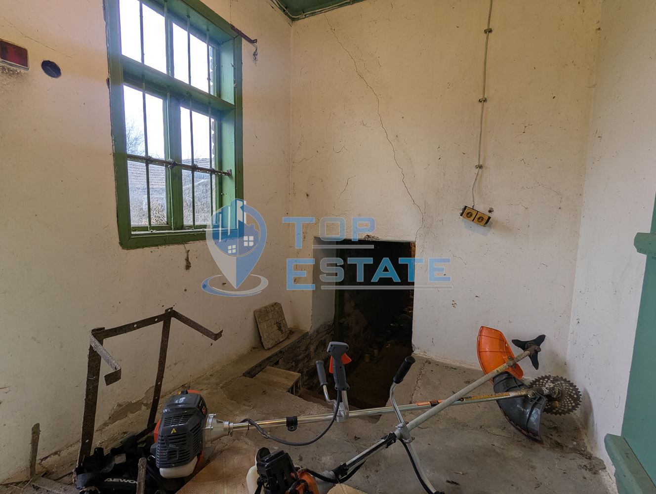 Тухлена къща с голям двор и кладенец в покрайнините на село Върбица, област Велико Търново-0 Тухлена къща с голям двор и кладенец в покрайнините на село Върбица, област Велико Търново - 0