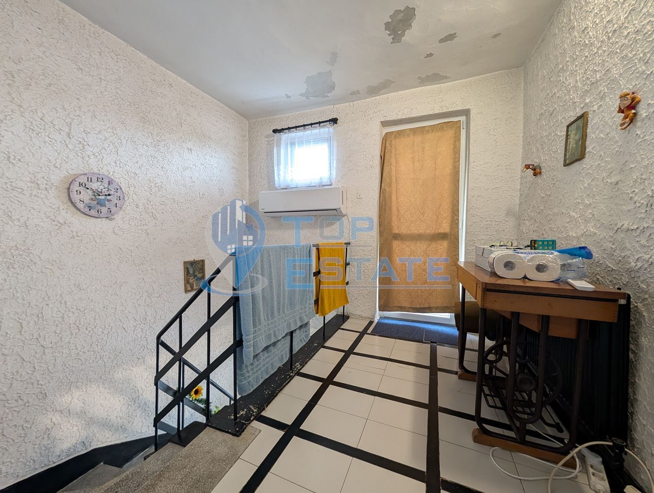 Триетажна масивна къща в град Стражица - 0