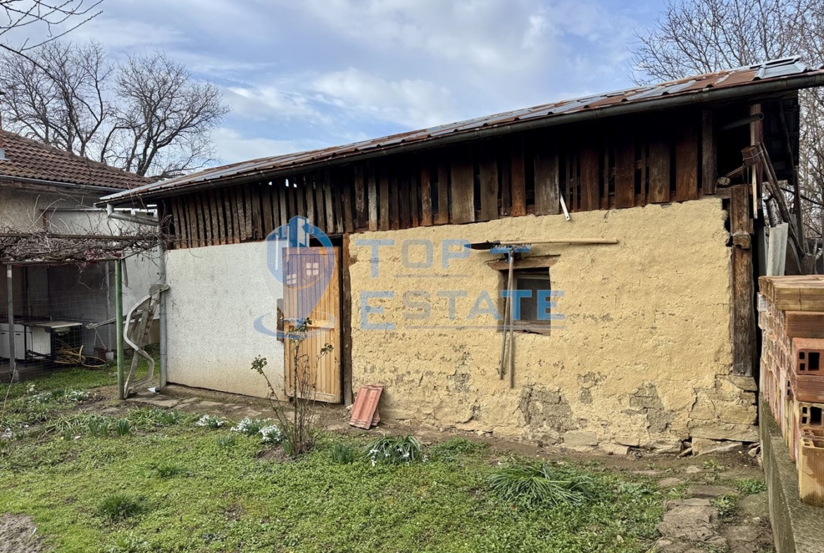 Двуетажна къща с кладенец в село Добри дял, област Велико Търново - 0