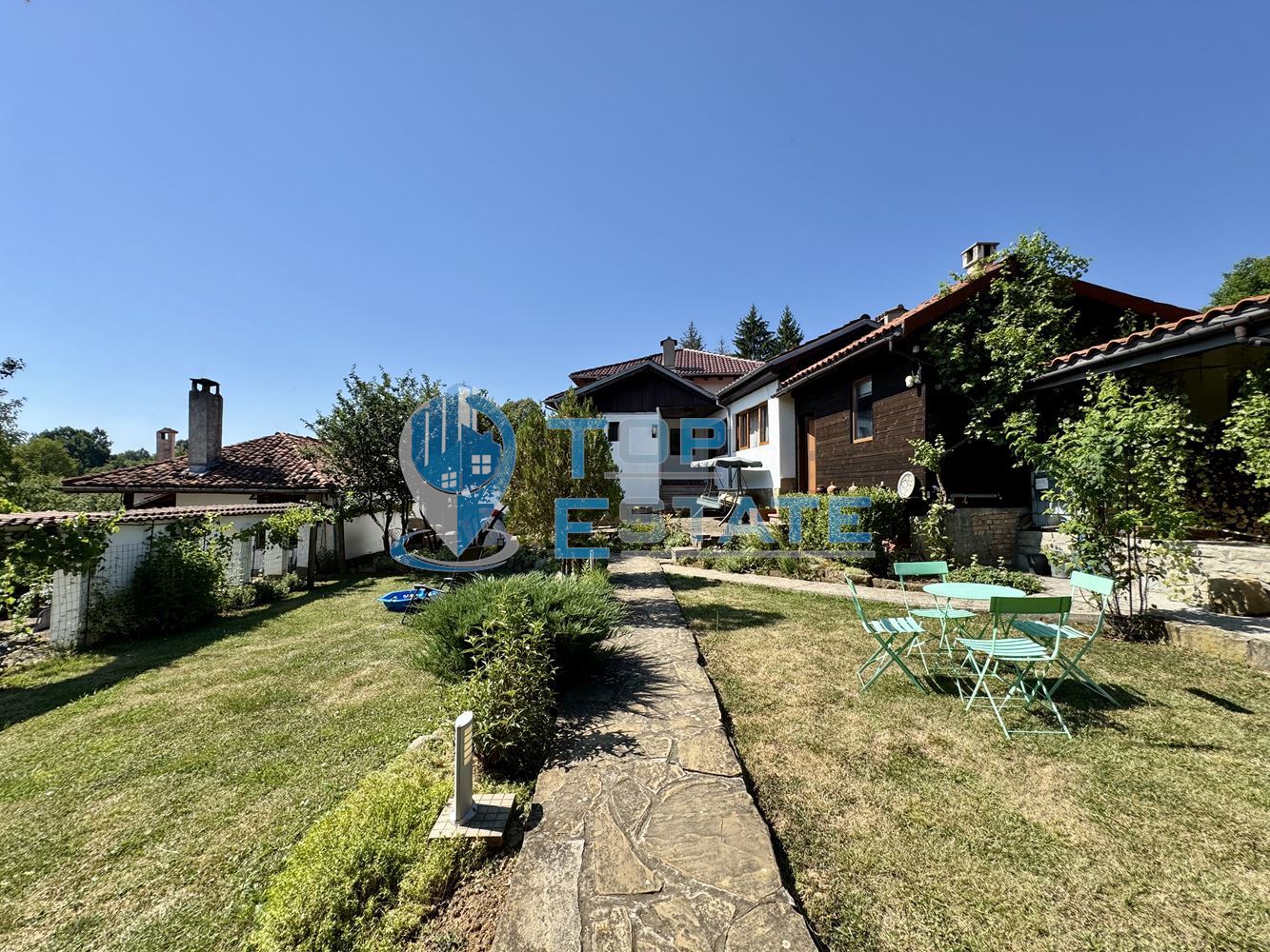 Двуетажна къща с гараж, допълнителни постройки и прекрасна панорама в Еленския Балкан - 0