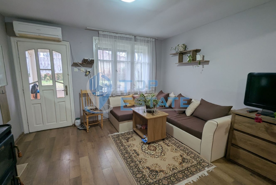 Обзаведена тухлена къща с кладенец в село Поликраище, област Велико Търново - 0