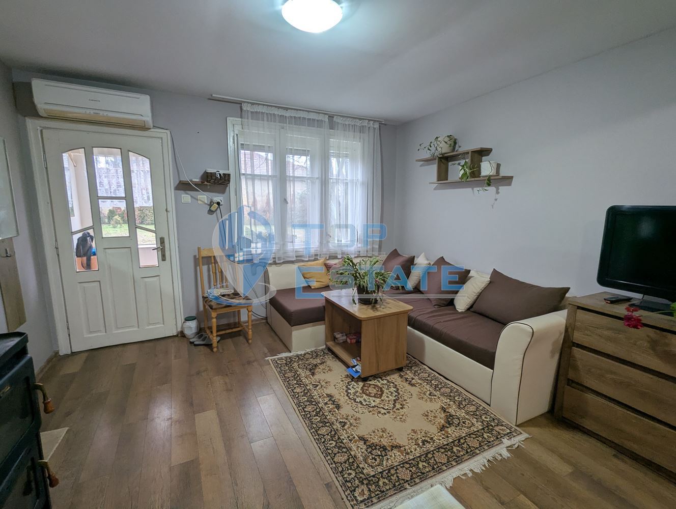 Обзаведена тухлена къща с кладенец в село Поликраище, област Велико Търново - 0