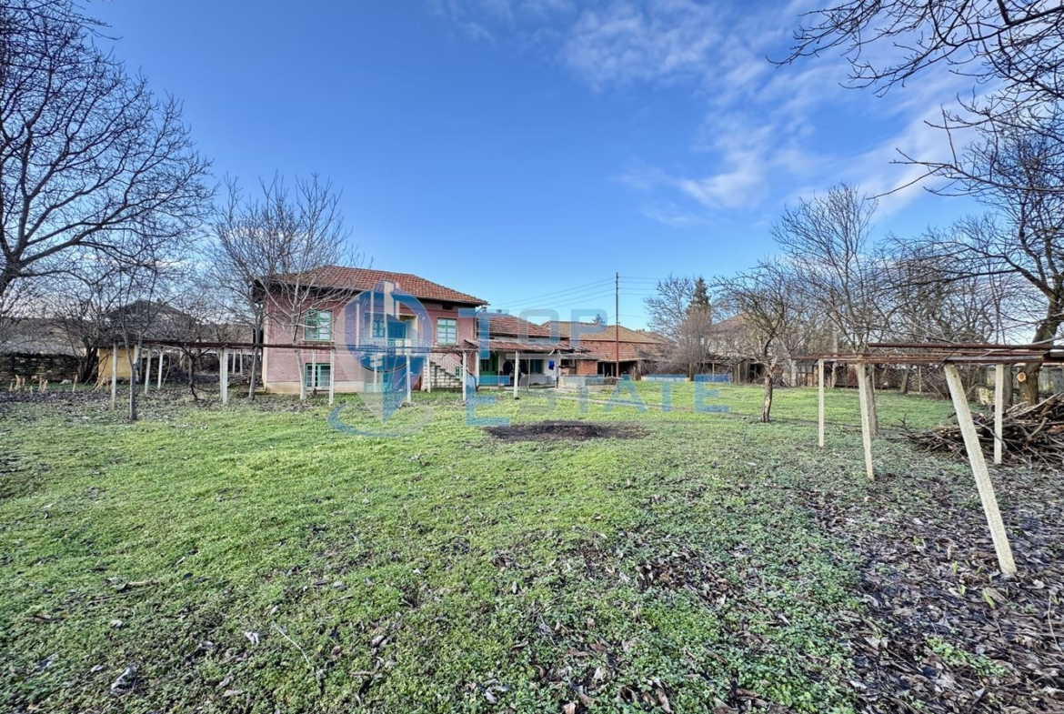 Къща с кладенец, гараж и стопански постройки в село Долна Липница, област Велико Търново - 0