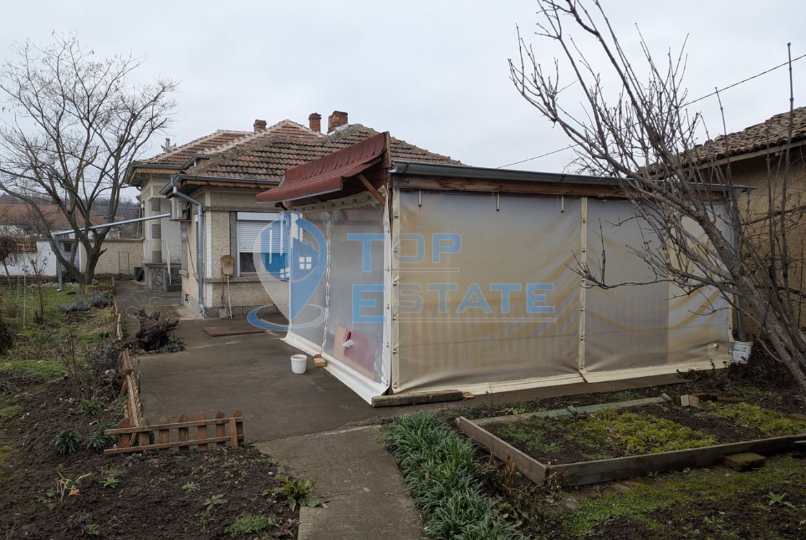 Обзаведена тухлена къща с кладенец в село Поликраище, област Велико Търново - 0