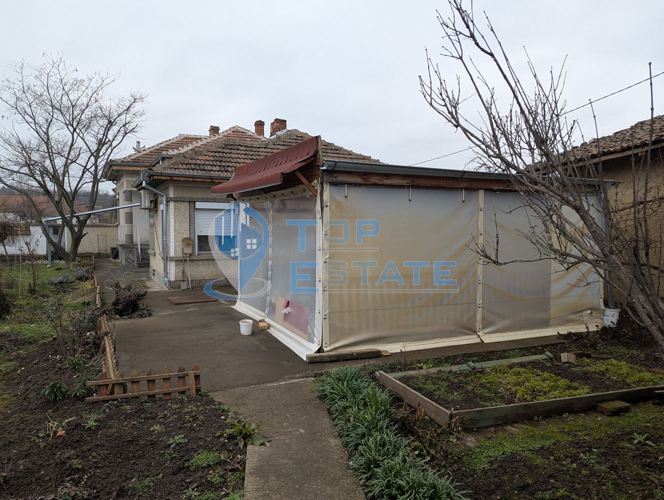 Обзаведена тухлена къща с кладенец в село Поликраище, област Велико Търново - 0