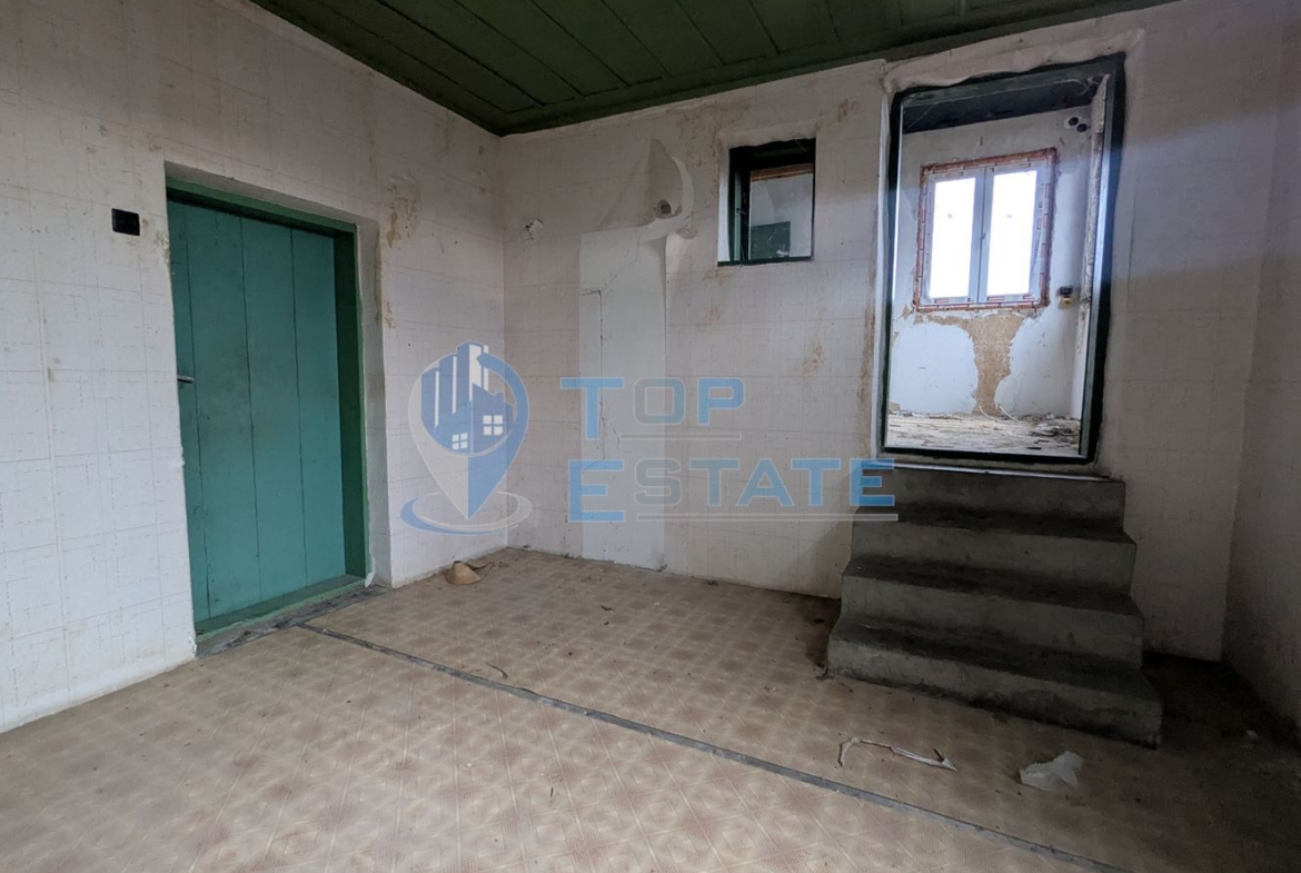 Тухлена къща с голям двор и кладенец в покрайнините на село Върбица, област Велико Търново - 0