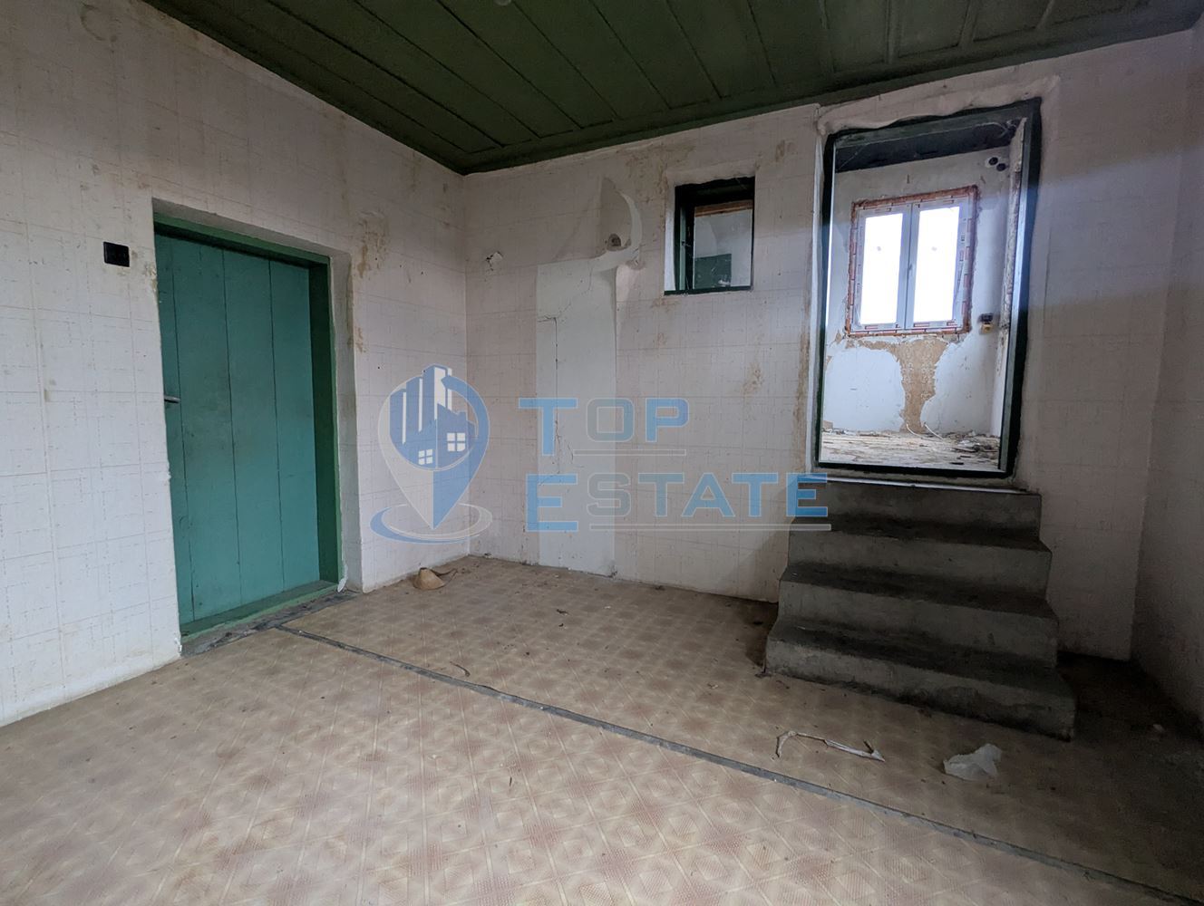 Тухлена къща с голям двор и кладенец в покрайнините на село Върбица, област Велико Търново-0 Тухлена къща с голям двор и кладенец в покрайнините на село Върбица, област Велико Търново - 0