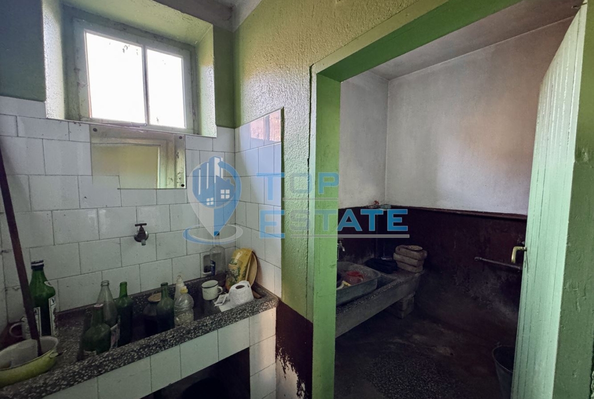 Къща с кладенец, гараж и стопански постройки в село Долна Липница, област Велико Търново - 0