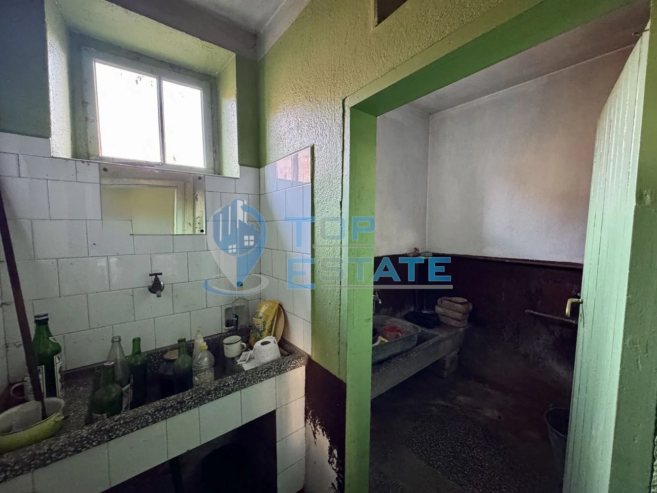 Къща с кладенец, гараж и стопански постройки в село Долна Липница, област Велико Търново - 0