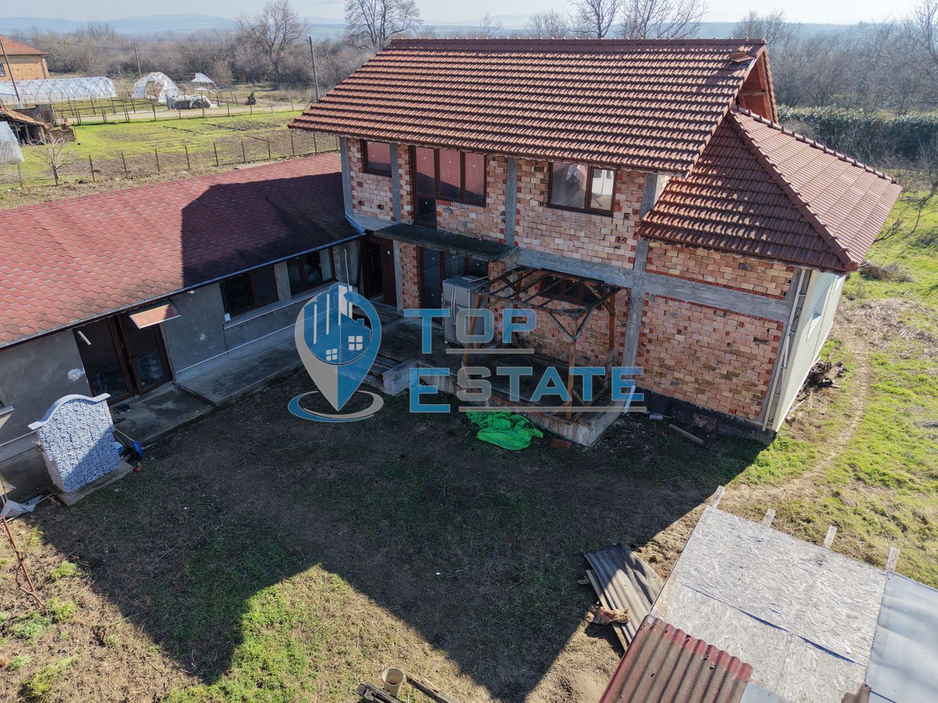 Две къщи, лятна кухня и гараж с голям двор в град Долна Оряховица - 0