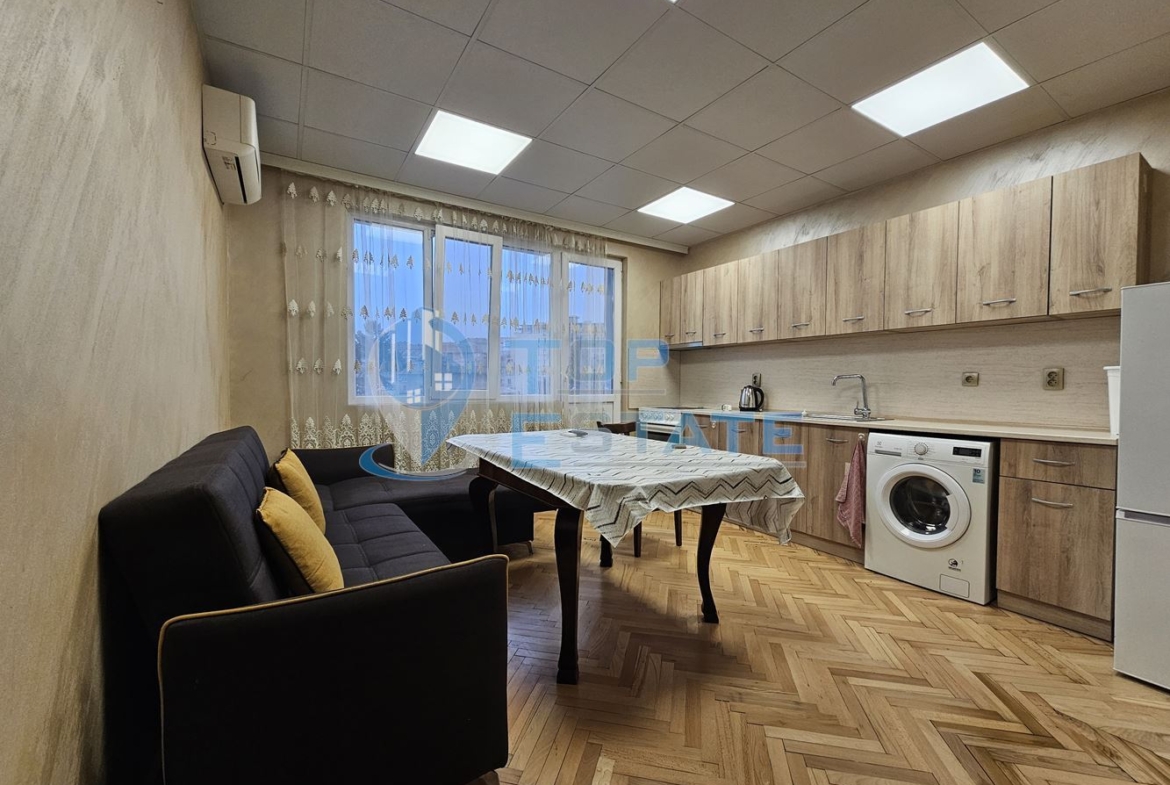 Южен тухлен апартамент на междинен етаж с две спални в идеалния център на град Горна Оряховица - 0