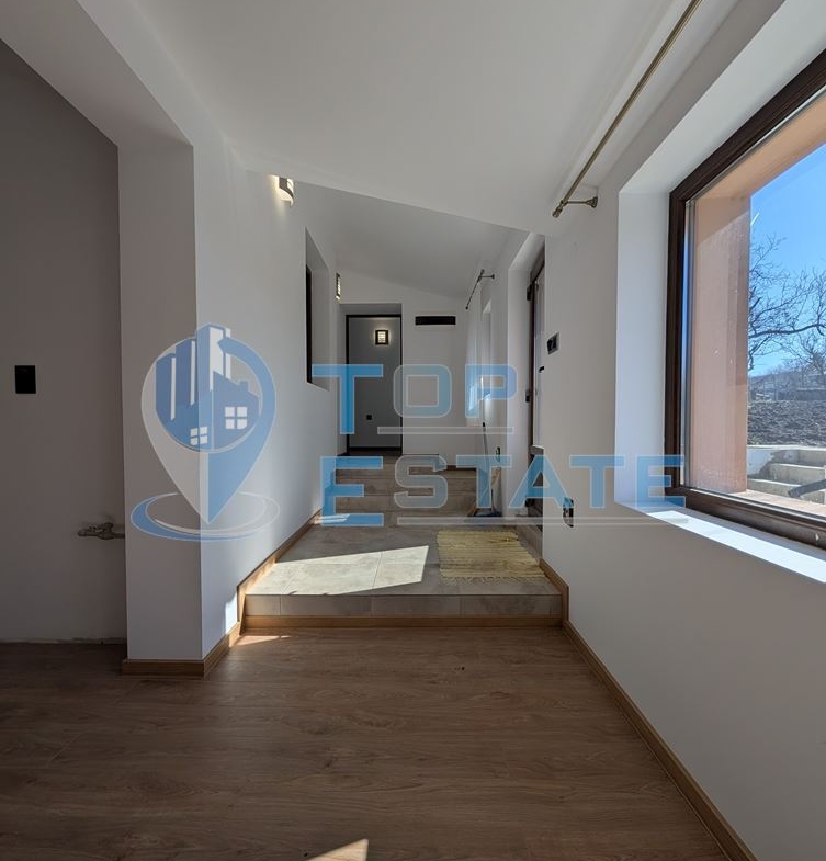 Реновирана къща с три спални, две бани и гараж в село Ново село - 0