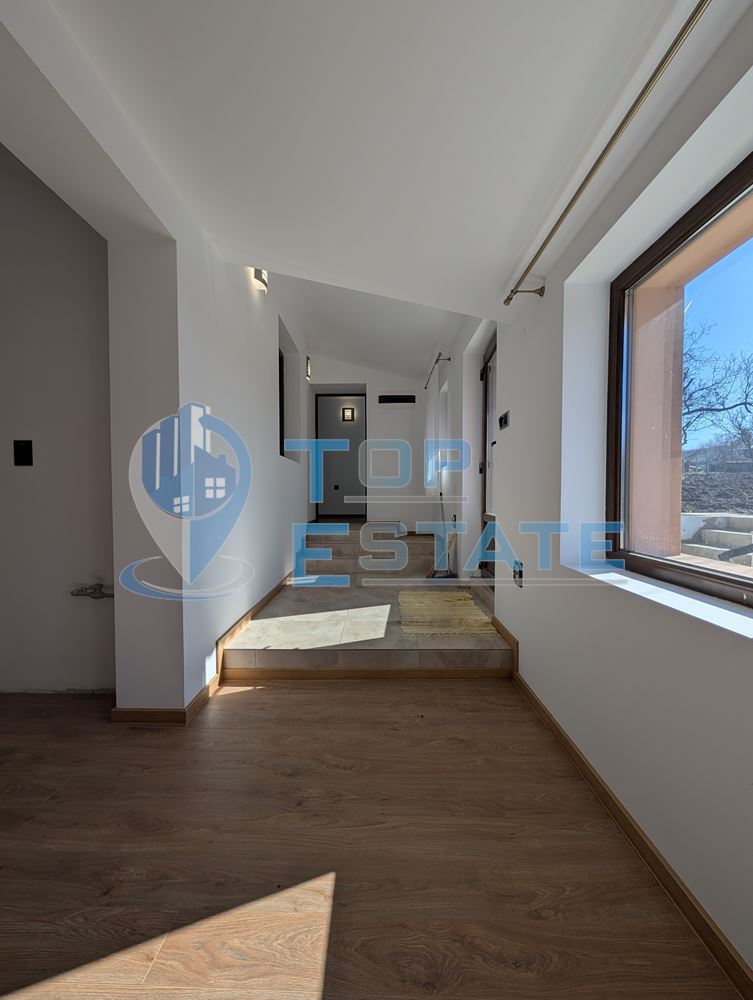 Реновирана къща с три спални, две бани и гараж в село Ново село - 0