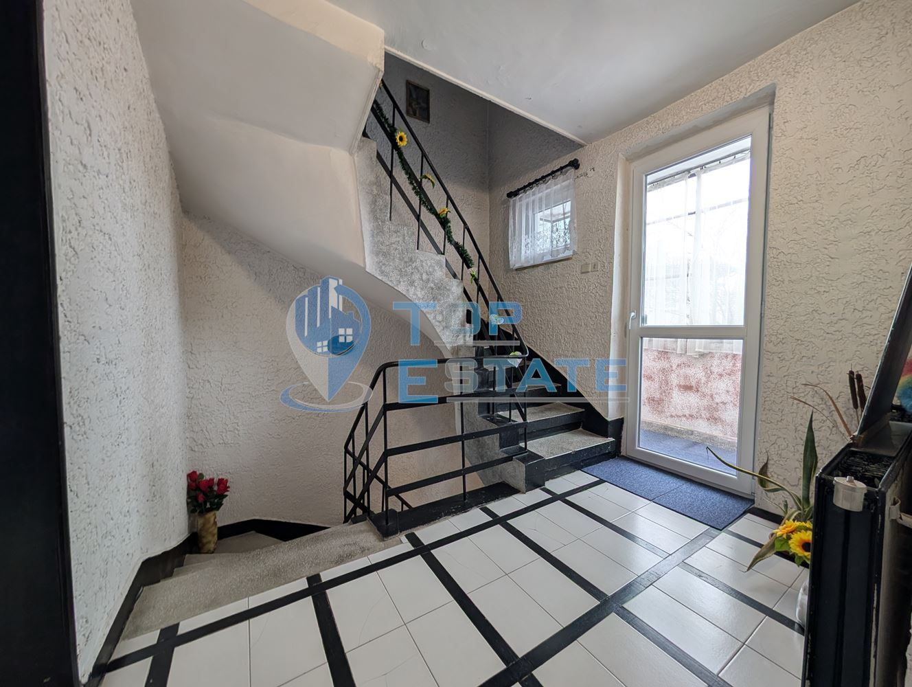 Триетажна масивна къща в град Стражица - 0