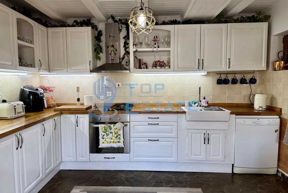 Двуетажна къща с гараж, допълнителни постройки и прекрасна панорама в Еленския Балкан - 0