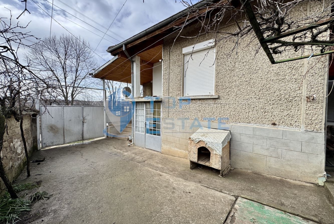 Двуетажна къща с кладенец в село Добри дял, област Велико Търново - 0