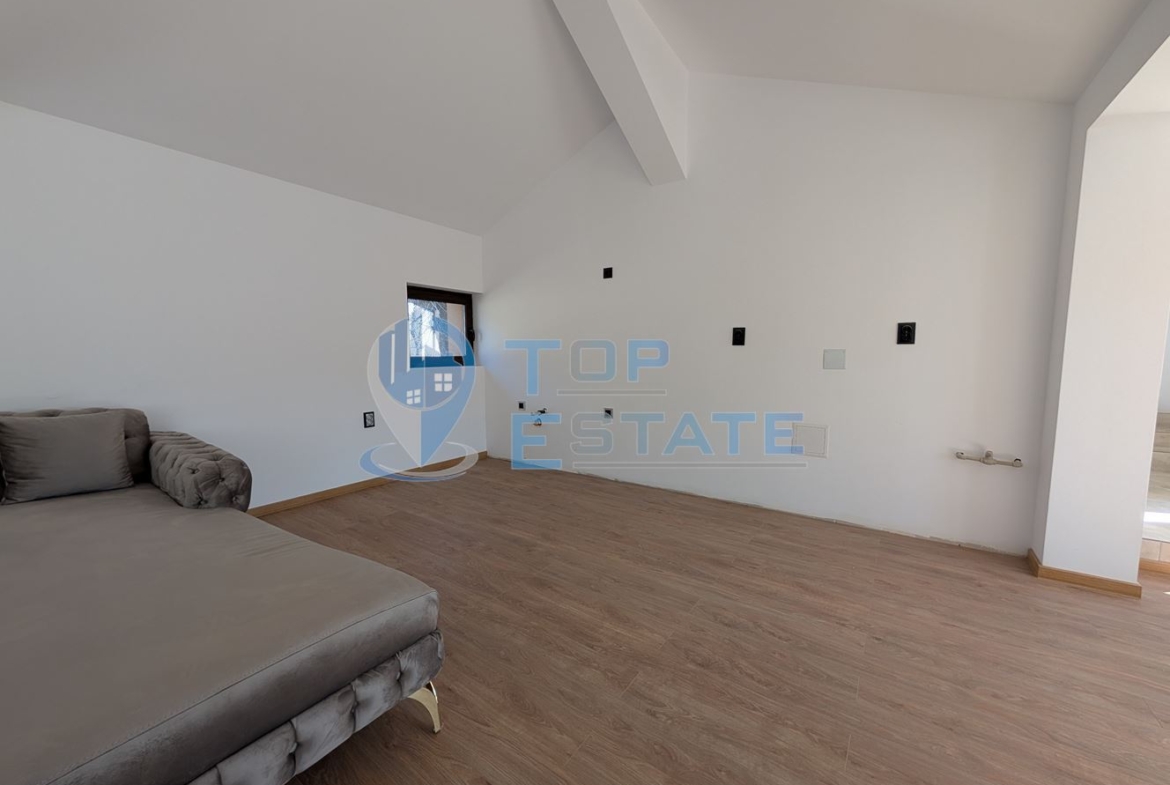 Реновирана къща с три спални, две бани и гараж в село Ново село - 0