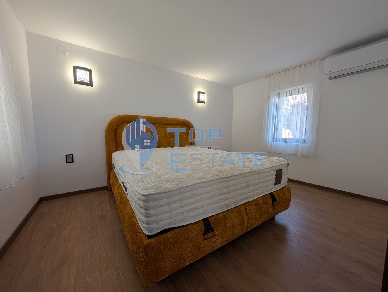 Реновирана къща с три спални, две бани и гараж в село Ново село - 0