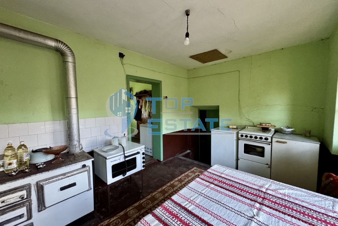 Къща с кладенец, гараж и стопански постройки в село Долна Липница, област Велико Търново - 0