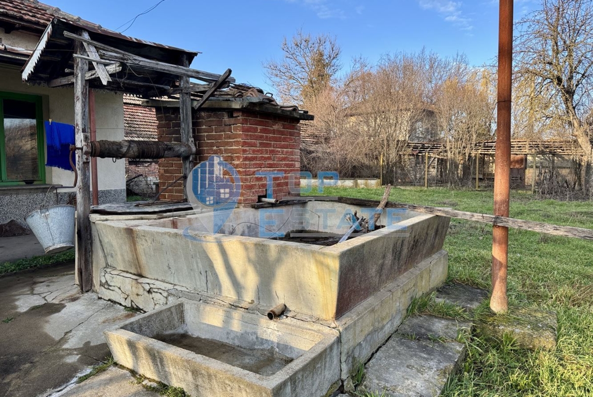 Къща с кладенец, гараж и стопански постройки в село Долна Липница, област Велико Търново - 0