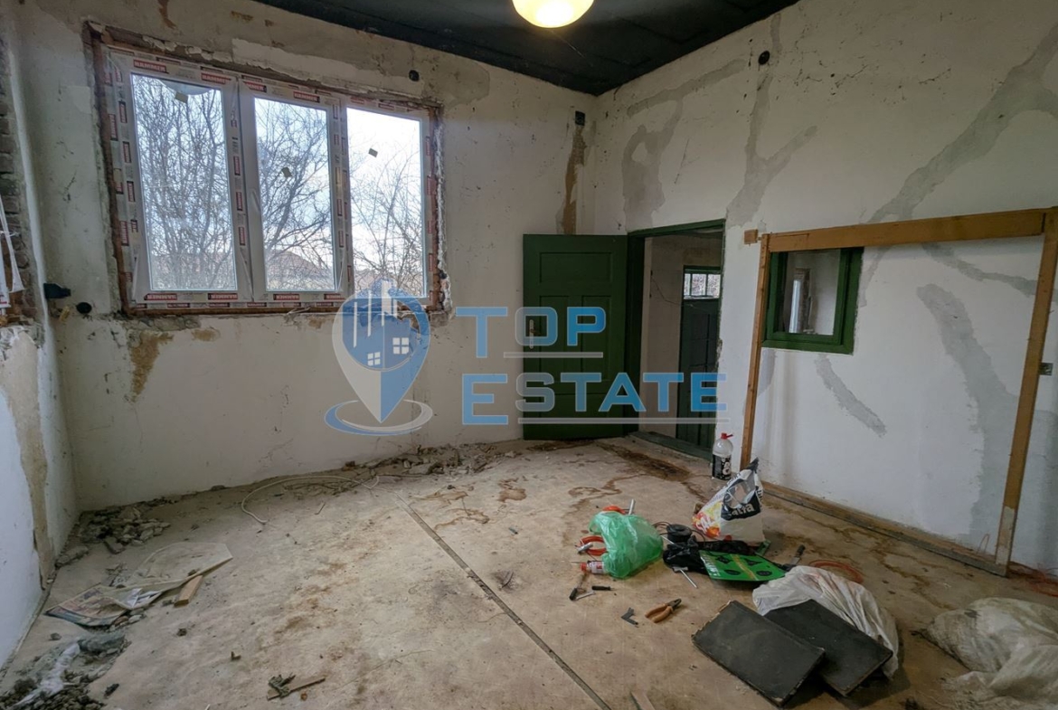 Тухлена къща с голям двор и кладенец в покрайнините на село Върбица, област Велико Търново - 0