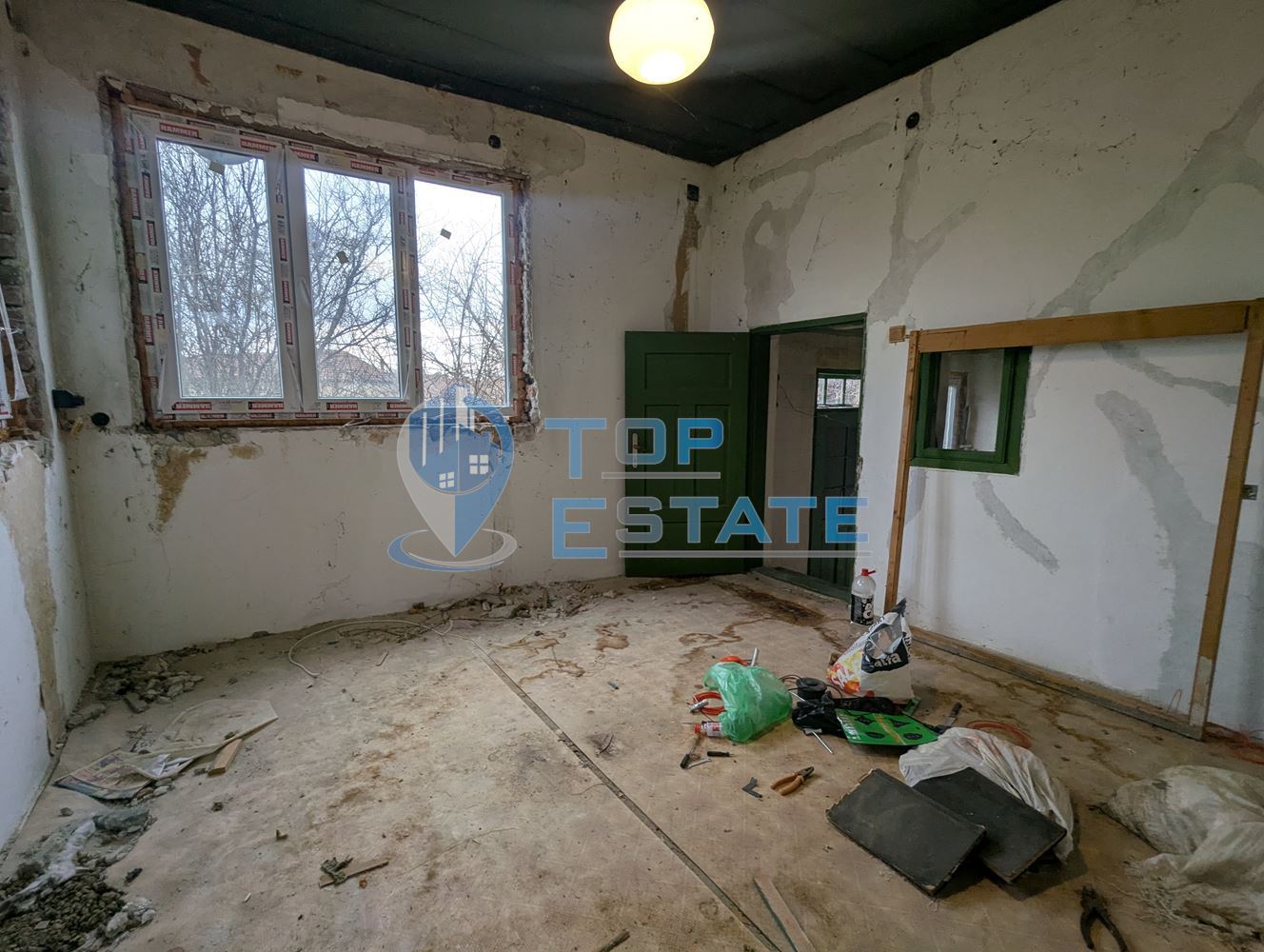 Тухлена къща с голям двор и кладенец в покрайнините на село Върбица, област Велико Търново-0 Тухлена къща с голям двор и кладенец в покрайнините на село Върбица, област Велико Търново - 0