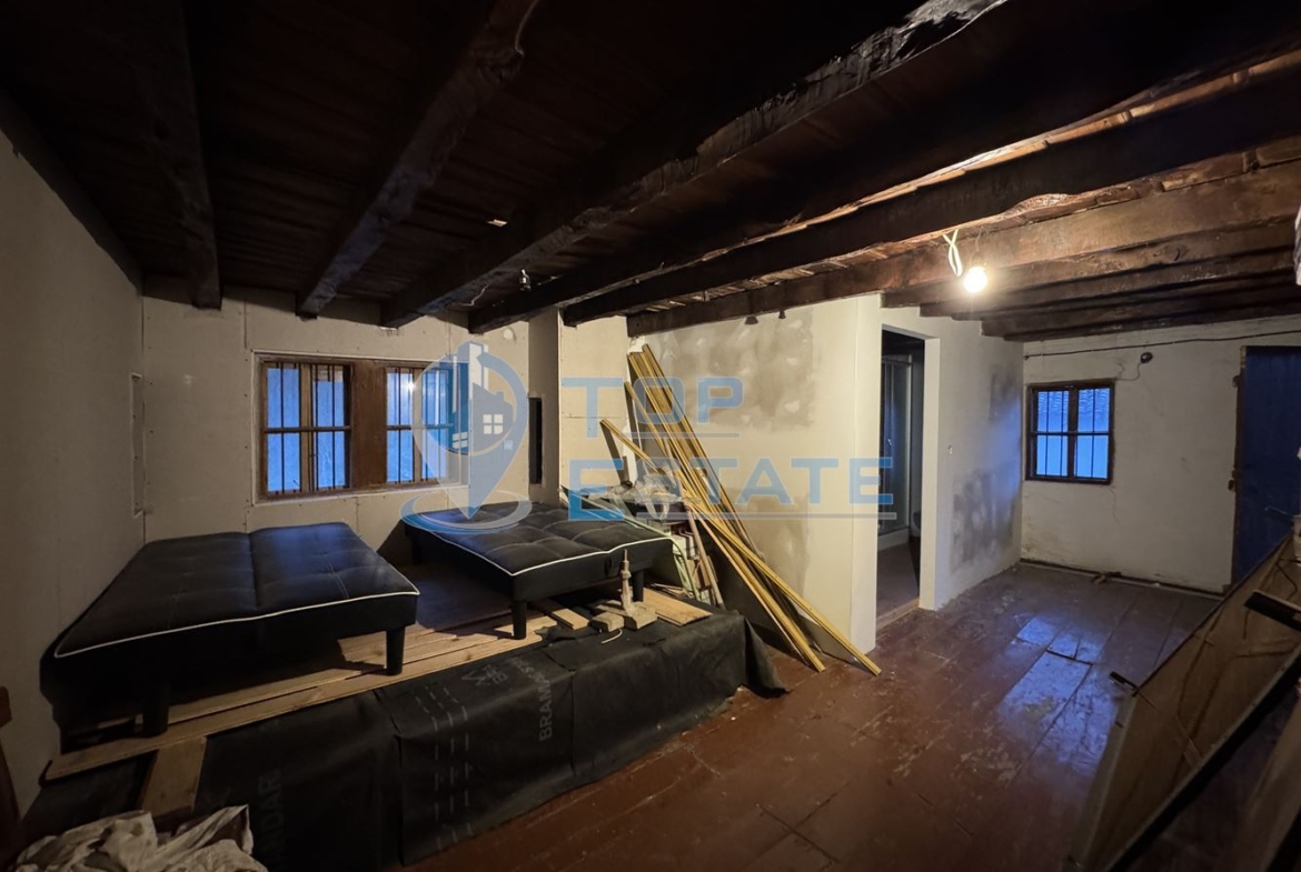 Къща с допълнителни постройки в град Елена, област Велико Търново. - 0