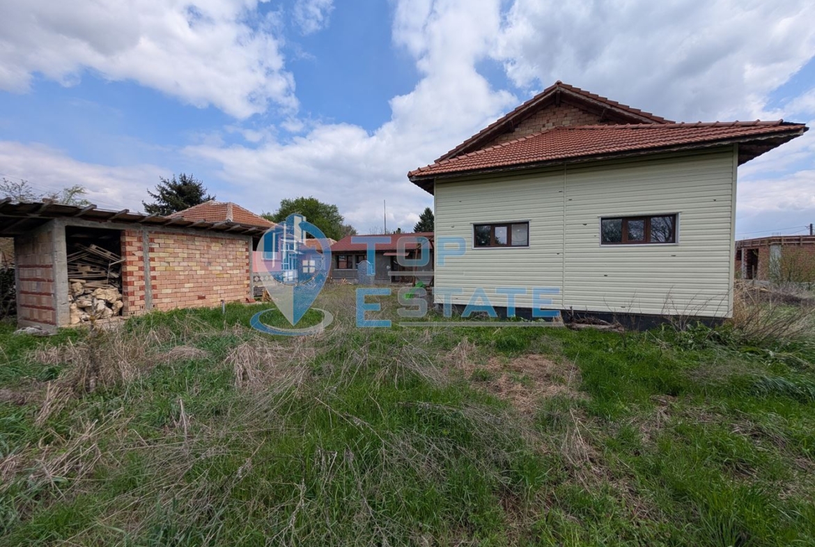 Две къщи, лятна кухня и гараж с голям двор в град Долна Оряховица - 0