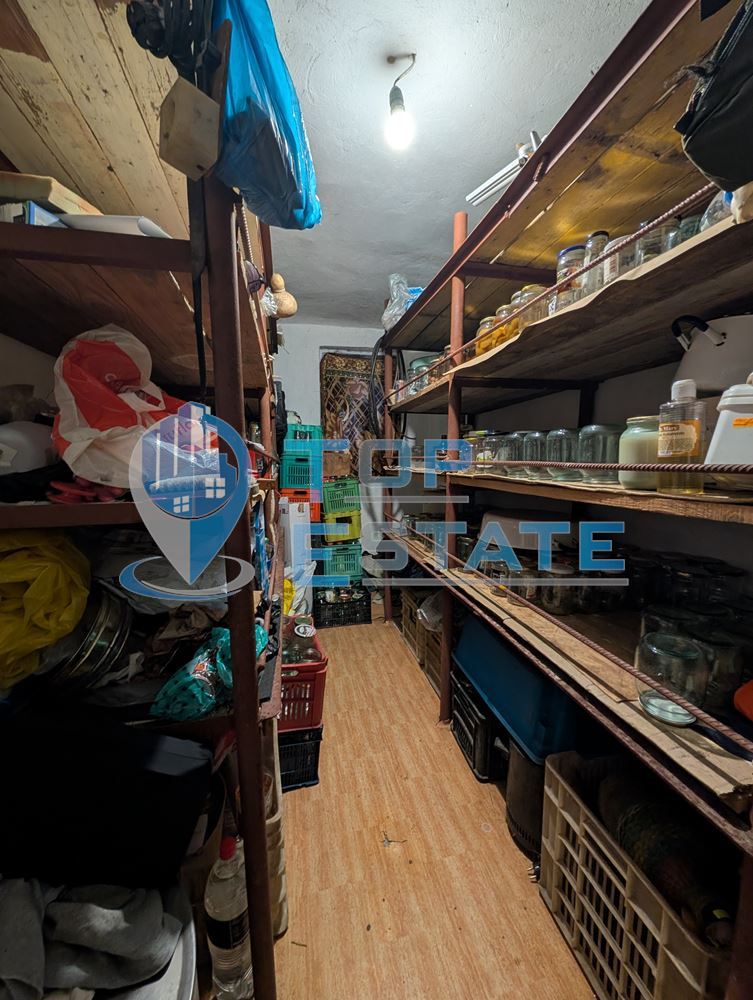 Триетажна масивна къща в град Стражица - 0