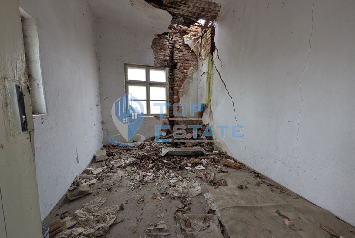 Парцел с двуетажна къща за основен ремонт в село Русаля - 0