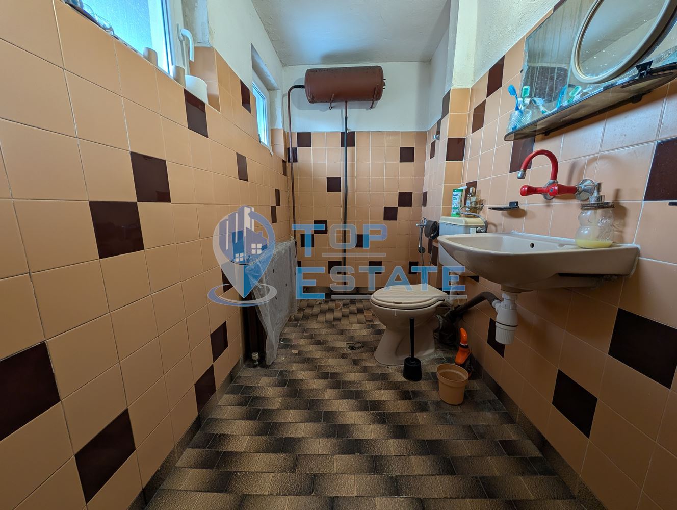 Триетажна масивна къща в град Стражица - 0