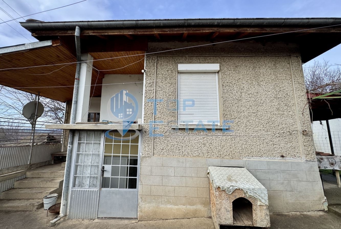 Двуетажна къща с кладенец в село Добри дял, област Велико Търново - 0