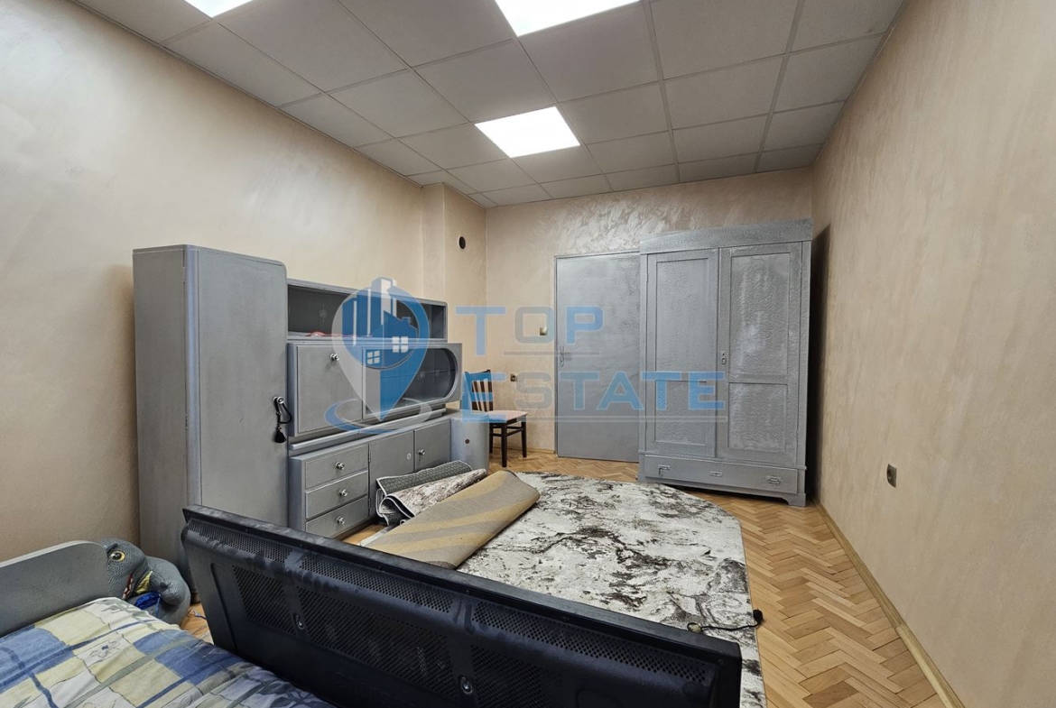 Южен тухлен апартамент на междинен етаж с две спални в идеалния център на град Горна Оряховица - 0