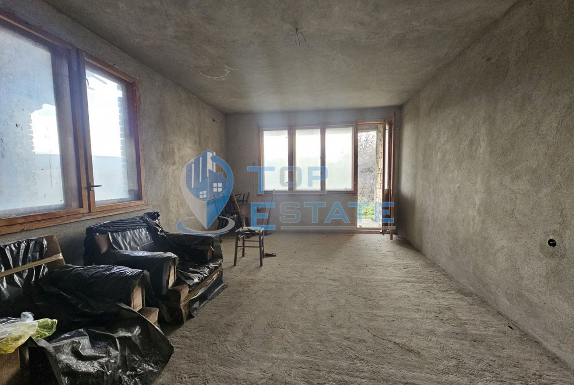 Масивна триетажна къща с четири спални в село Пейчиново, област Русе - 0