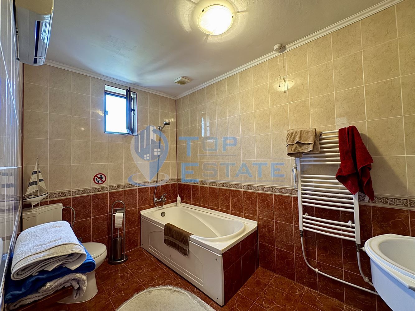 Двуетажна къща с гараж, допълнителни постройки и прекрасна панорама в Еленския Балкан - 0