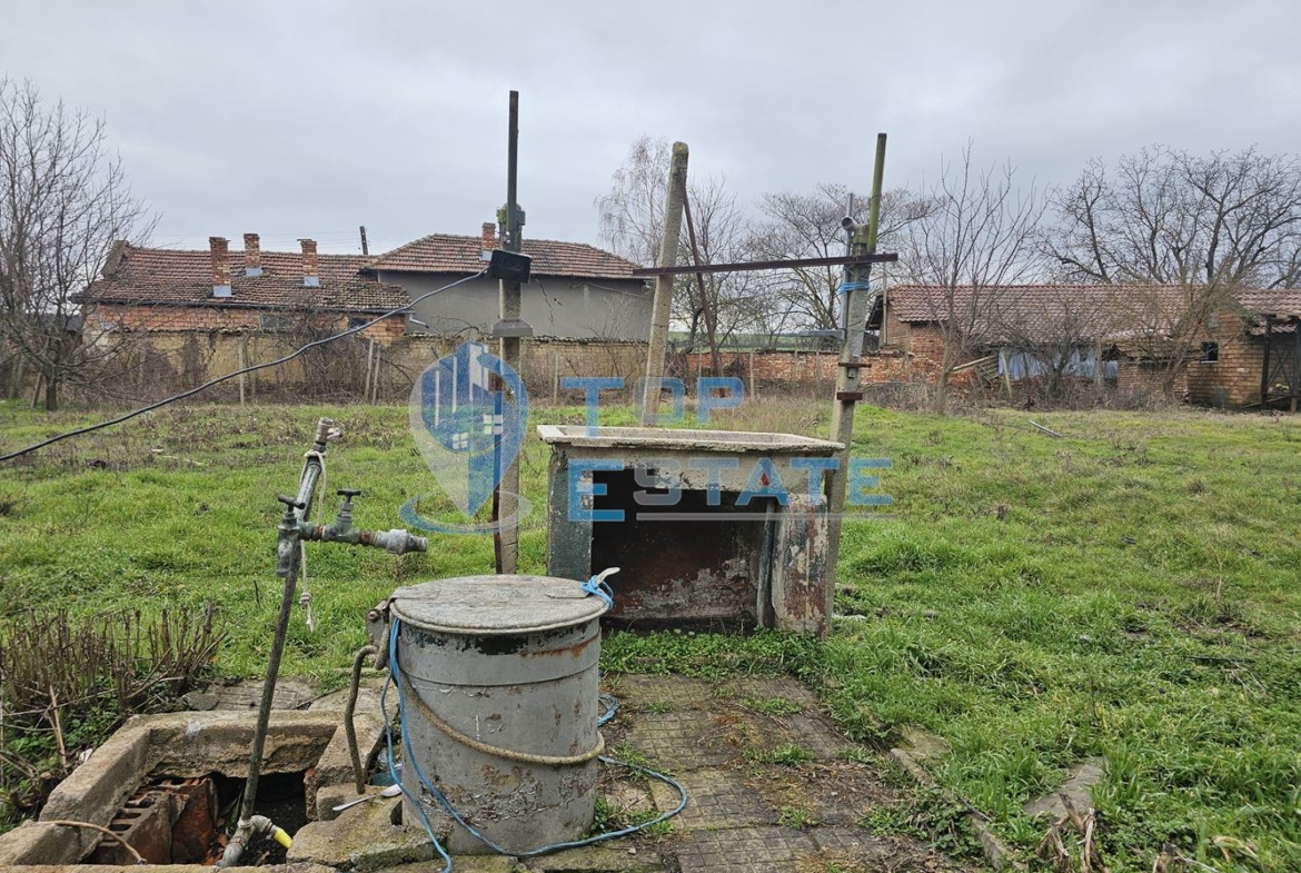 Тухлена къща с гараж и голям двор в село Недан, община Павликени - 0