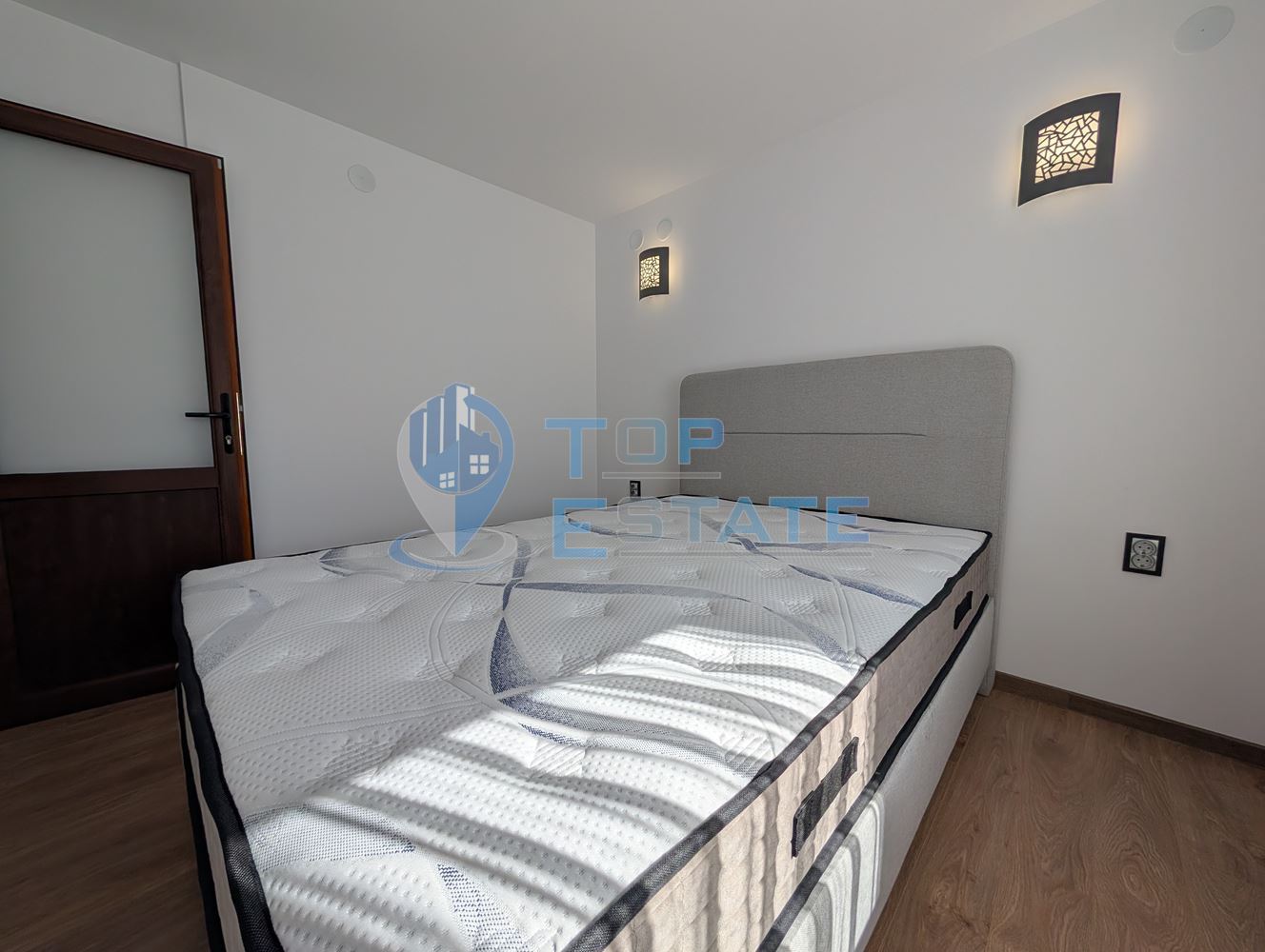 Реновирана къща с три спални, две бани и гараж в село Ново село - 0