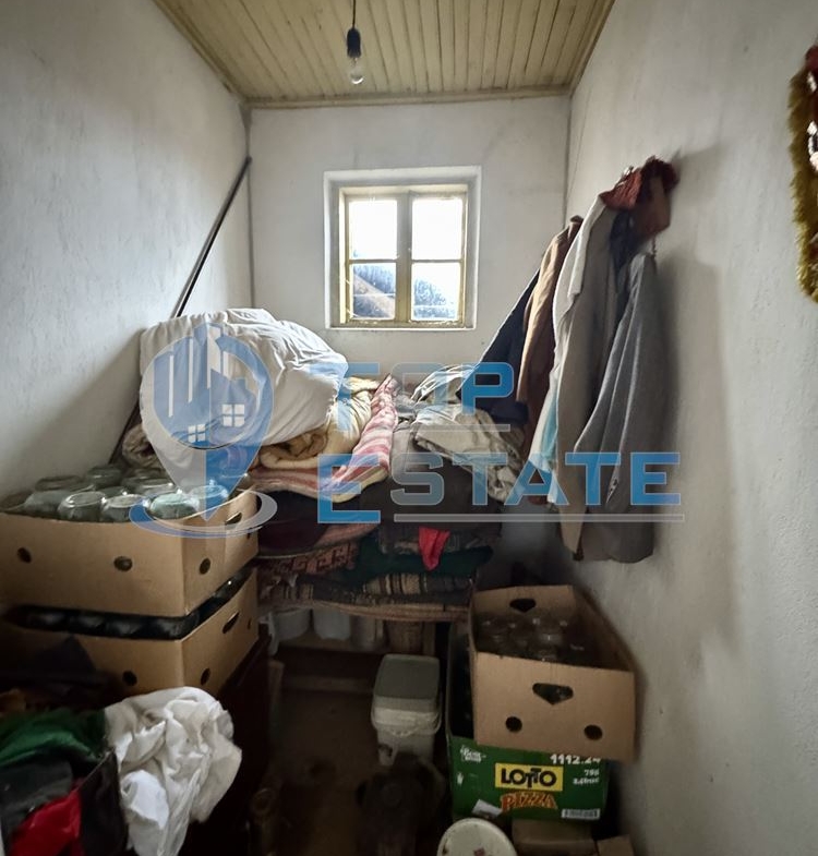 Двуетажна тухлена къща с голям двор в село Нова Върбовка, област Велико Търново - 0