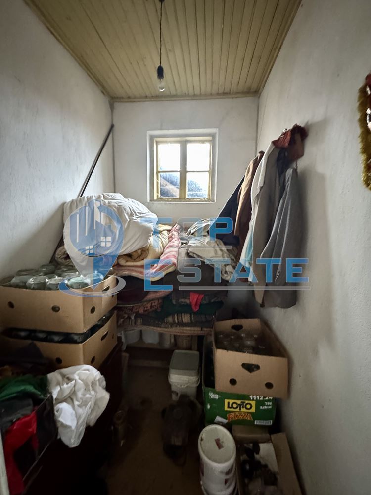 Двуетажна тухлена къща с голям двор в село Нова Върбовка, област Велико Търново - 0